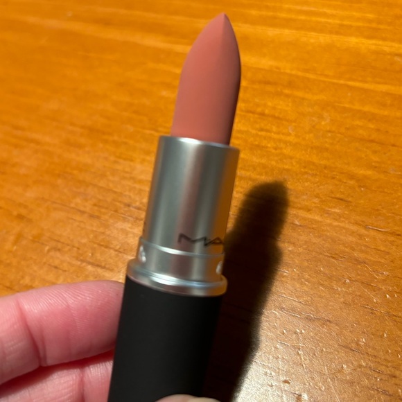 MAC Powder Kiss Lipstick Mull It Over - Picture 8 of 16
